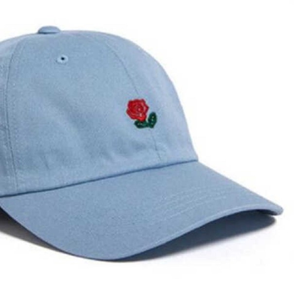 Gorra de mujer con rosa azul claro