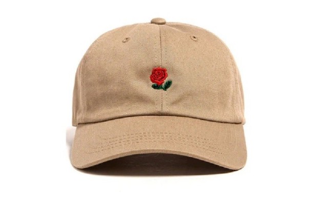 Gorra de mujer con rosa caqui