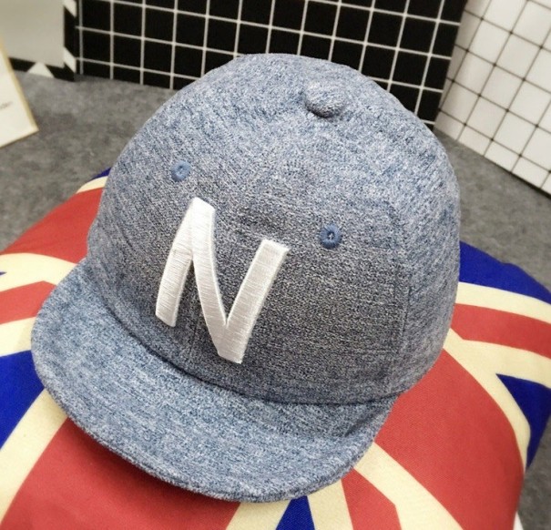 Gorra infantil con letra azul