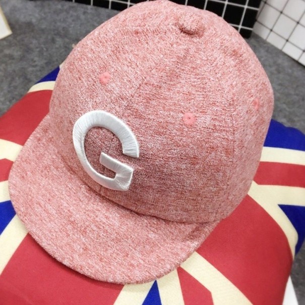 Gorra infantil con letra rosa