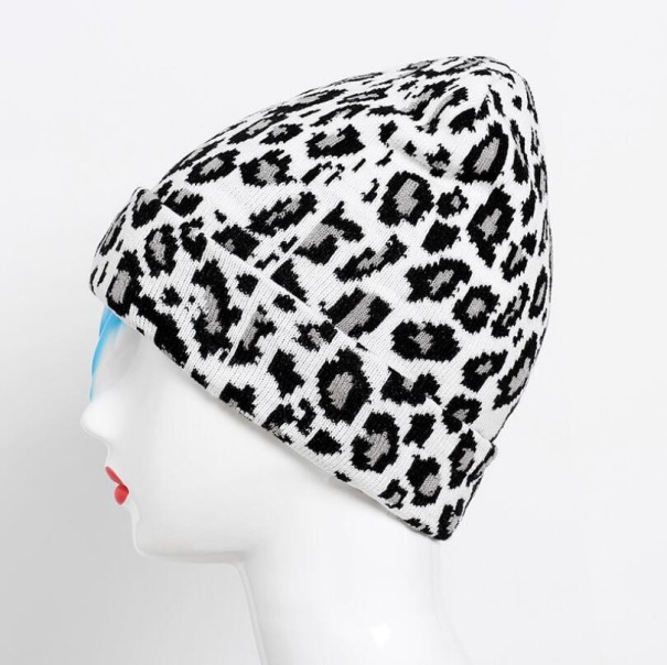Gorro com padrão de leopardo branco