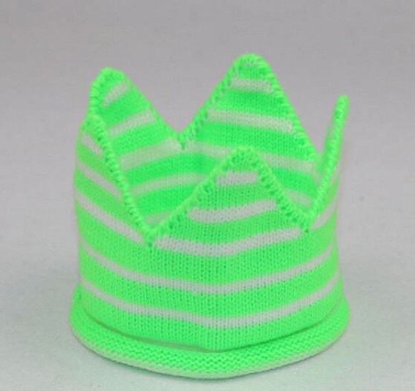 Gorro de croché para crianças em forma de coroa verde