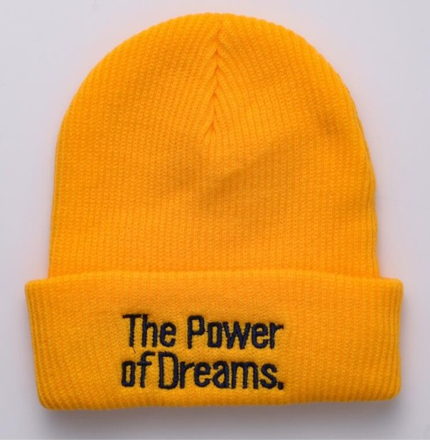 Gorro de invierno con inscripción amarillo
