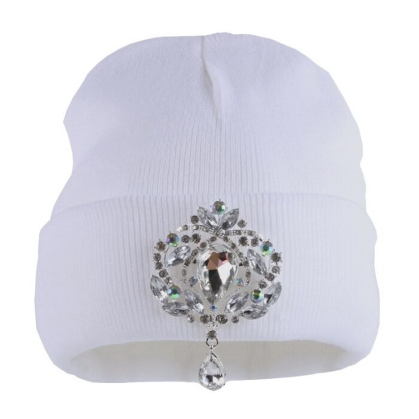 Gorro de invierno de mujer con decoración. blanco