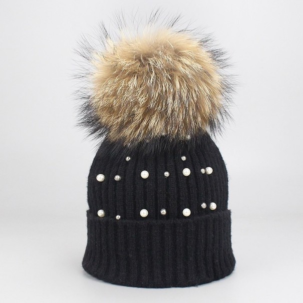 Gorro de invierno de mujer con perlas. negro