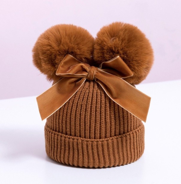 Gorro de invierno infantil con pompones A498 marrón