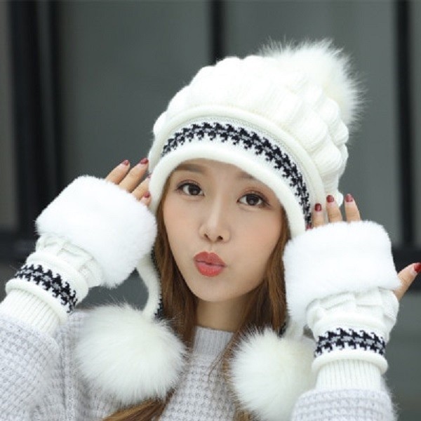 Gorro de invierno para mujer con guantes. blanco