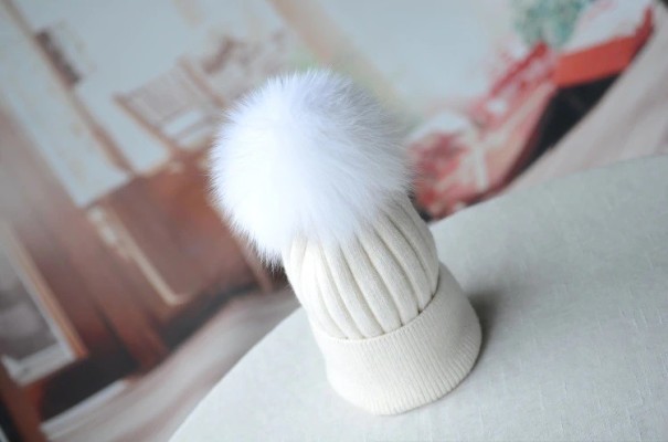 Gorro de invierno para mujer con pompón J3007 blanco