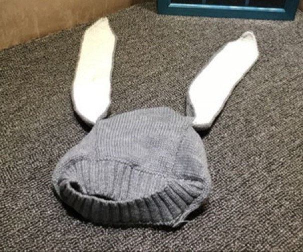 Gorro de invierno para niños con orejas de conejo. gris