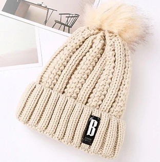 Gorro de punto para mujer con pompón J2803 beige