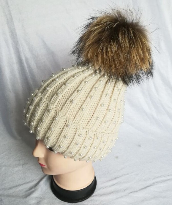 Gorro feminino com pérolas bege