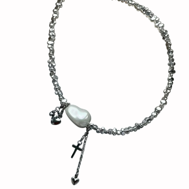 Grå pärlhalsband med oregelbundna pärlor, stor pärlemorskimrande droppe, kors, hjärta och liten amulett 1