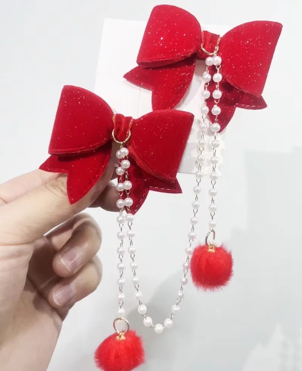 Grande boucle à cheveux avec chaîne de perles et boule en peluche Accessoire capillaire élégant 1