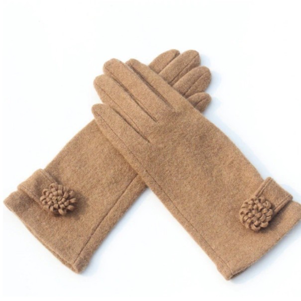Guantes elegantes de mujer con flor. caqui