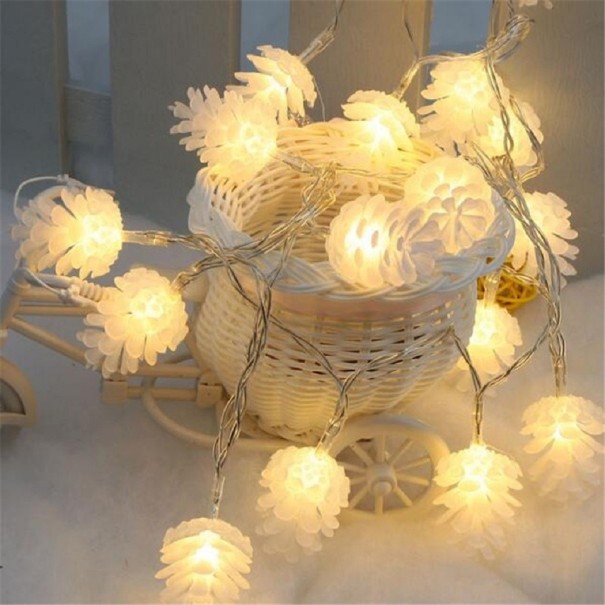 Guirlande lumineuse avec des pommes de pin 1