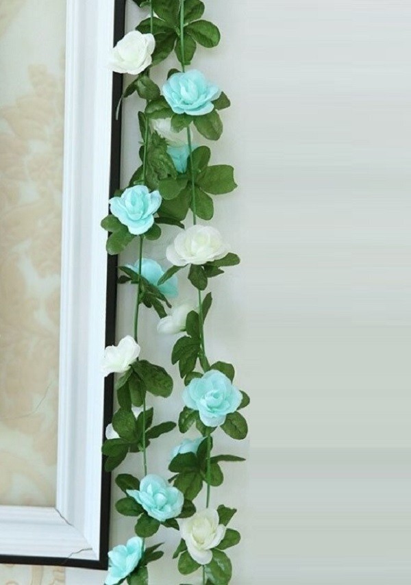 Guirnalda con rosas artificiales azul claro