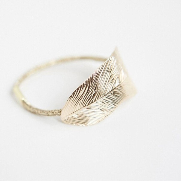 Gumiça para cabelo com adorno metálico dourado