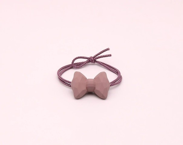 Gumiça para o cabelo com decoração rosa