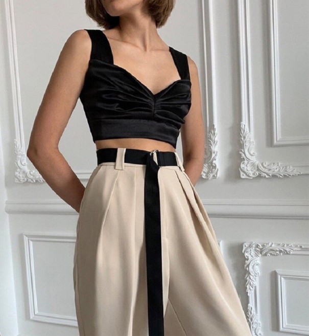 Γυναικείο σατέν crop top με μεγάλο ντεκολτέ μαύρο S