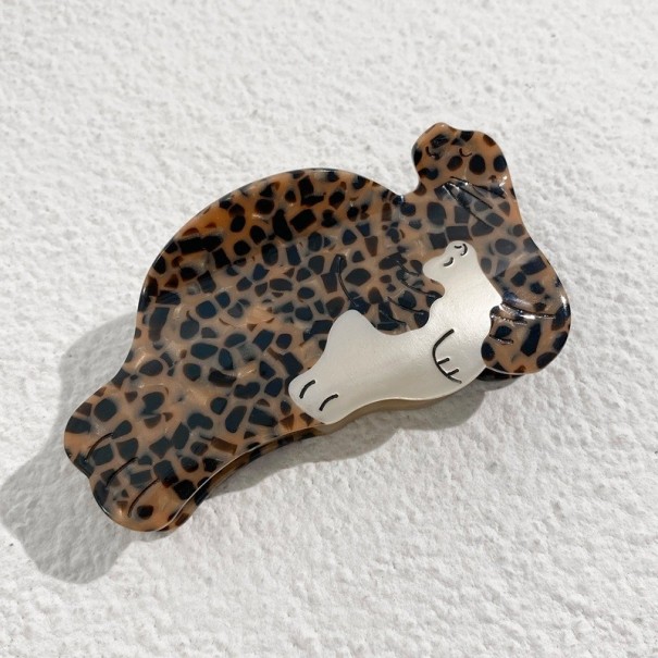 Haarspeld in de vorm van twee gekleurde zeehonden Decoratief ontwerp Originele haaraccessoire Voor vrouwen en meisjes Voor dagelijks gebruik bruin