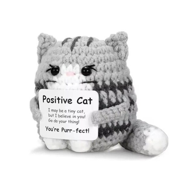 Háčkovaná dekorativní kočka s nápisem „Pawsitive Cat“ Roztomilá textilní figurka s motivačním vzkazem šedá