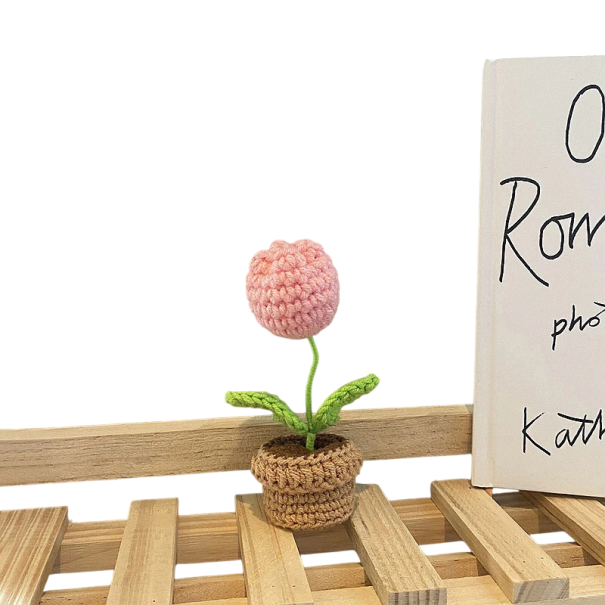 Háčkovaná rostlina v květináči dekorativní mini květina mléčná bavlna stolní dekorace do bytu kanceláře pracovny a police růžová