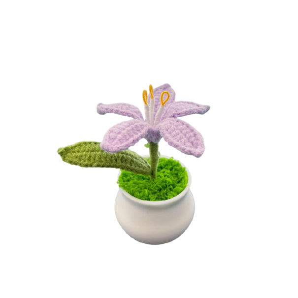 Háčkovaná rostlina v květináči dekorativní ruční vzhled 11x8 cm polyester stolní ozdoba pro kancelář a domácí interiér fialová