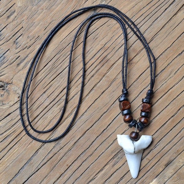 Halsband med hajtand