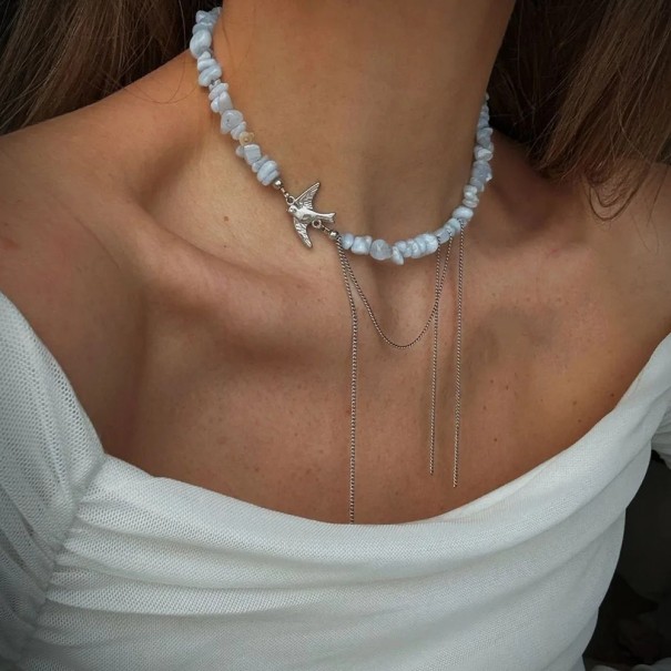 Halskette mit Perlen in perlmuttschimmernden Tönen und natürlichem Aussehen, geschichtete Ketten und Vogelanhänger, zarter eleganter Schmuck 3