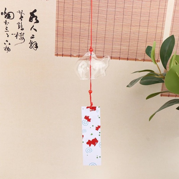 Hangende gong in de vorm van een vis 8 x 5,5 cm Kleurrijke decoratie met label Geluidsdecoratie voor in het appartement aan het raam of balkon doorzichtig