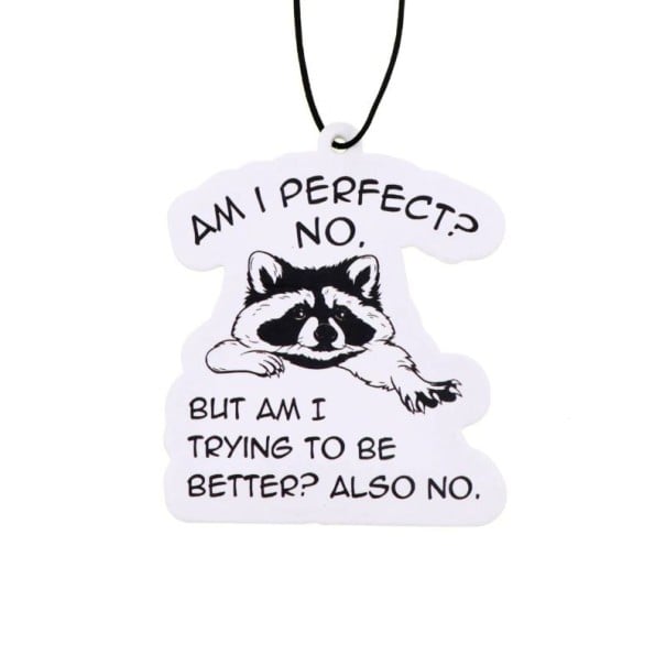 Hangende luchtverfrisser voor in de auto met wasbeer tekst am i perfect no geurige hanger wit met zwarte opdruk interieurdecoratie 1