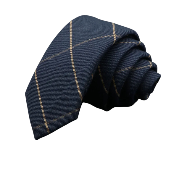 Herrenkrawatte aus Baumwolle mit Karomuster 145 x 6 cm Stilvolles Accessoire für Männer für die Arbeit und gesellschaftliche Anlässe Elegante schmale Krawatte Modern gemusterte Krawatte dunkelblau Herrenkrawatte aus Baumwolle mit Karomuster 145 x 6 cm Stilvolles Accessoire für Männer für die Arbeit und gesellschaftliche Anlässe Elegante schmale Krawatte Modern gemusterte Krawatte dunkelblau