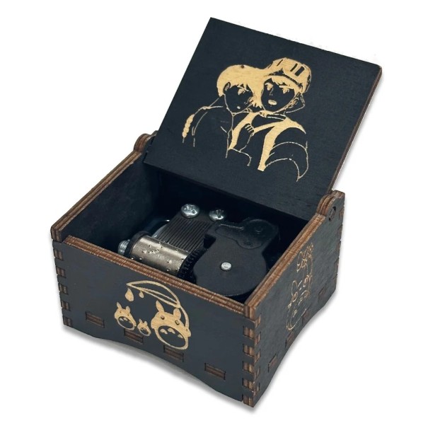 Houten muziekdoos anime motief van een paar personages handmatig opwindbaar 6,4 × 5,2 × 4,2 cm multiplex zwart gravure decoratie 1