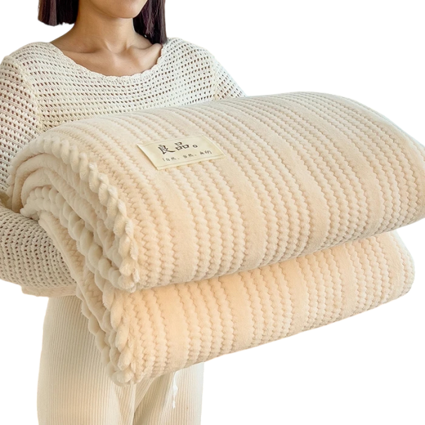 Hřejivá zimní deka 150 x 200 cm Měkká nadýchaná přikrývka na postel i gauč Jemný povrch příjemný na dotek Teplá celoroční deka do domácnosti krémová