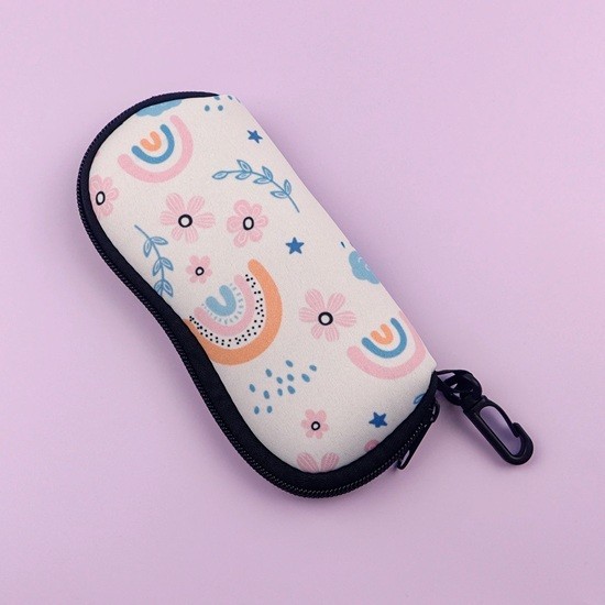 Husă pentru ochelari 17,9 x 8,5 cm cu motiv curcubeu și flori Culori pastelate Închidere cu fermoar Carabină pentru curea sau geantă 1