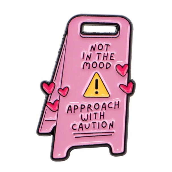 Insigna emailată citat Not in the mood cca 3 x 1,9 cm broșă metalică pin desenat roz accesoriu pentru rucsac reverul îmbrăcămintei 1