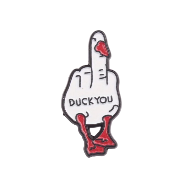 Insignă emailată rață cu textul DUCK YOU și gestul degetului mijlociu 1,6 × 3,5 cm metalică albă roșie neagră accesoriu pentru rucsac rever 1