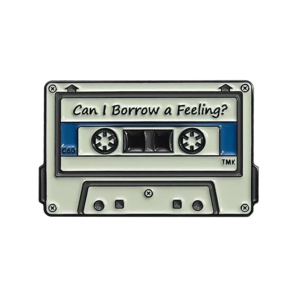 Insigna smaltată în formă de casetă muzicală Can I Borrow a Feeling cca 1,8 × 2,8 cm broșă metalică alb-albastră insignă retro pentru rever, rucsac 1