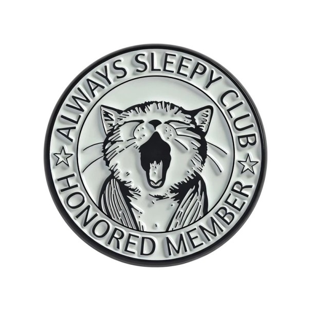 Insigna smaltată pisica somnoroasă 2,8 × 2,8 cm broșă metalică alb-negru motiv rotund Always Sleepy Club accesoriu pentru rucsac rever 1