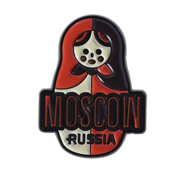 Insignă smaltată rusească cu păpușă Moscova Rusia cca 2,5 x 1,8 cm broșă metalică personaj desenat negru roșu accesoriu pentru îmbrăcăminte 1