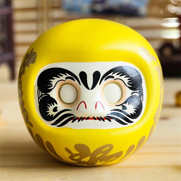 Japanilainen Daruma-patsas keltainen
