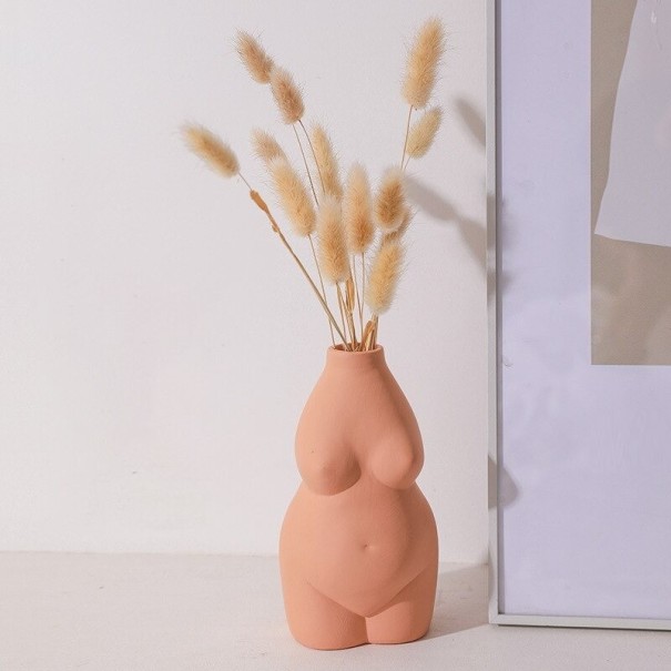 Jarrón decorativo con forma de cuerpo de mujer. naranja