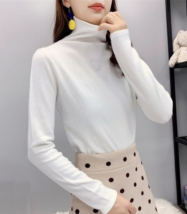 Jersey de cuello alto de mujer con corazón blanco