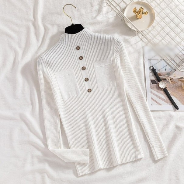 Jersey de cuello alto para mujer con botones y bolsillos. blanco