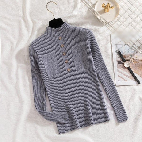 Jersey de cuello alto para mujer con botones y bolsillos. gris
