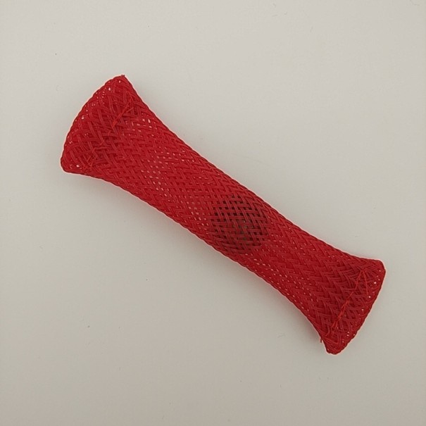 Jouet antistress boule dans un filet rouge