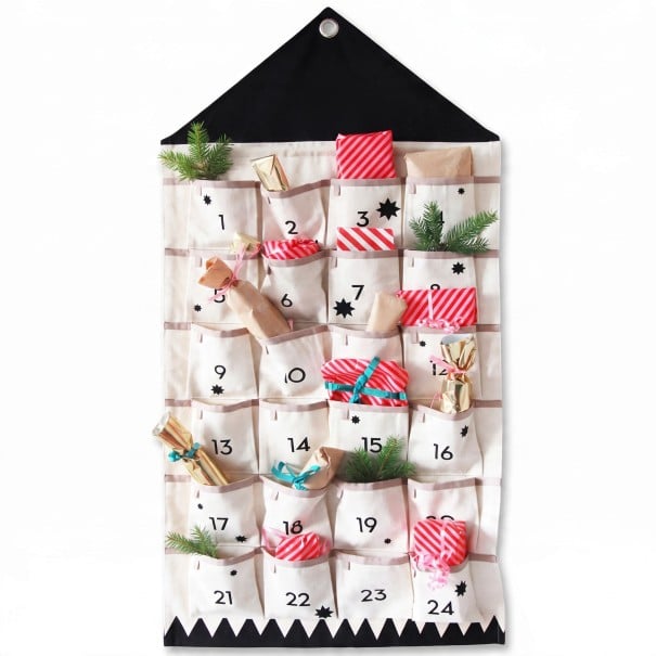 Jule adventskalender Hængende med 24 lommer Husform 48,5 x 119 cm Bomuldsstof Stofkalender til små gaver Vægdekoration sort