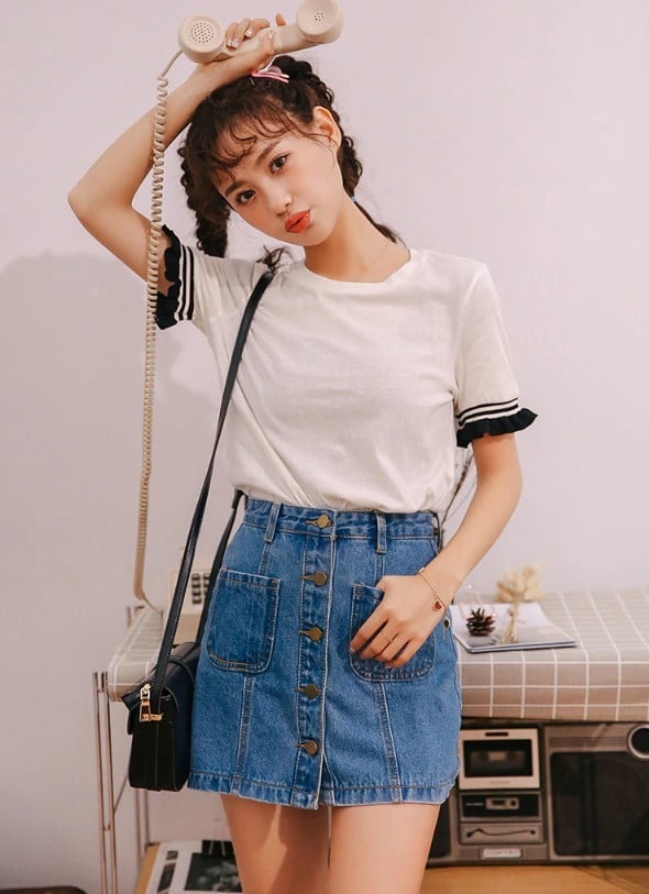 Jupe en denim courte pour femmes avec des boutons à l'avant Taille haute Coupe évasée Deux poches avant Style rétro S'associe bleu clair S