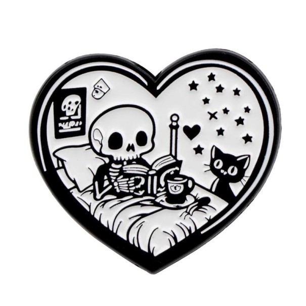 Kallon odznak mustalla kissalla sydämen muodossa n. 3,3 x 3,1 cm mustavalkoinen pin eläinaiheella reppuun vaatteisiin lisävaruste 1