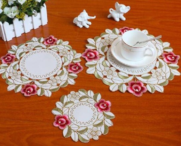 Kanten placemat met rozen C246 25 cm